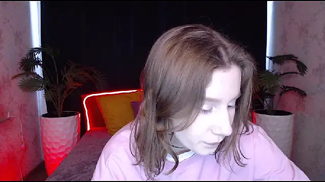 Snapshot of EnigmaSee chatting on 02.08.25 EnigmaSee online show from 02.08.25