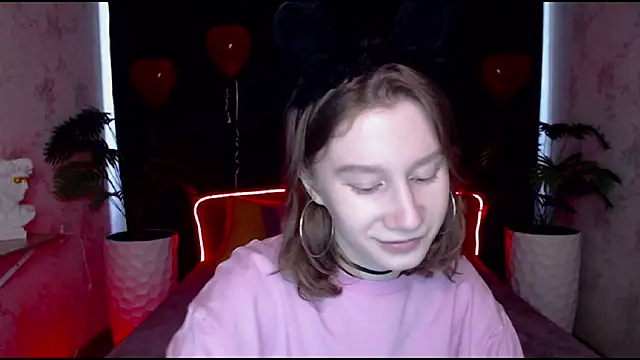 Snapshot of EnigmaSee chatting on 02.24.25 EnigmaSee online show from 02.24.25