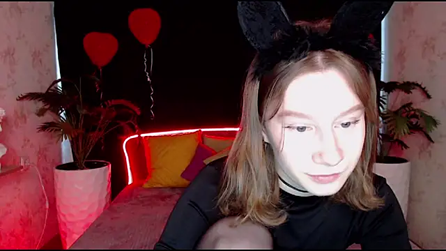 Snapshot of EnigmaSee chatting on 03.08.25 EnigmaSee online show from 03.08.25