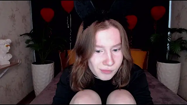 Snapshot of EnigmaSee chatting on 03.10.25 EnigmaSee online show from 03.10.25