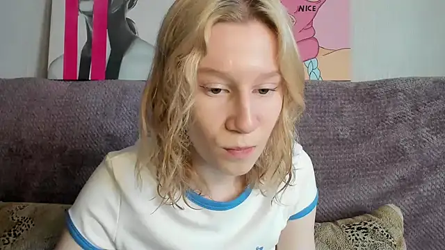 Snapshot of EnigmaSee chatting on 09.10.25 EnigmaSee online show from 09.10.25