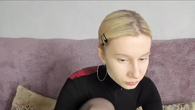 Snapshot of EnigmaSee chatting on 10.27.25 EnigmaSee online show from 10.27.25