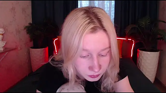 Snapshot of EnigmaSee chatting on 10.28.25 EnigmaSee online show from 10.28.25