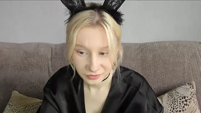 Snapshot of EnigmaSee chatting on 10.30.25 EnigmaSee online show from 10.30.25