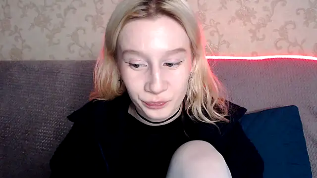 Snapshot of EnigmaSee chatting on 11.20.25 EnigmaSee online show from 11.20.25