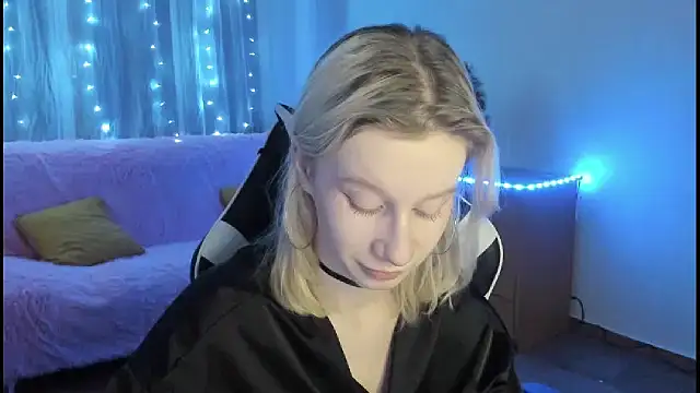 Snapshot of EnigmaSee chatting on 12.21.25 EnigmaSee online show from 12.21.25