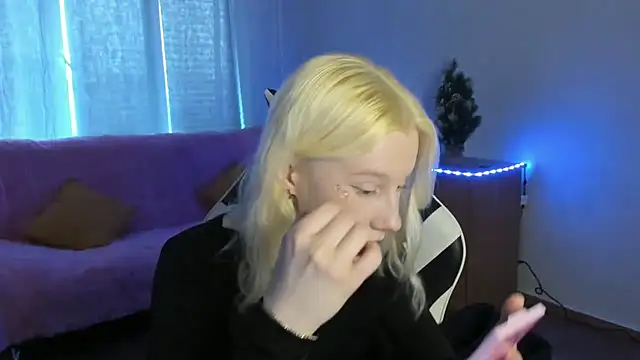 Snapshot of EnigmaSee chatting on 01.08.26 EnigmaSee online show from 01.08.26