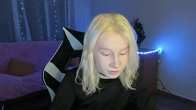 Snapshot of EnigmaSee chatting on 01.09.26 EnigmaSee online show from 01.09.26