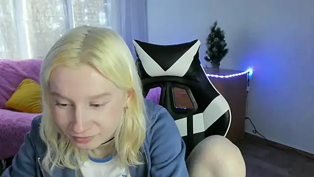 Snapshot of EnigmaSee chatting on 01.13.26 EnigmaSee online show from 01.13.26