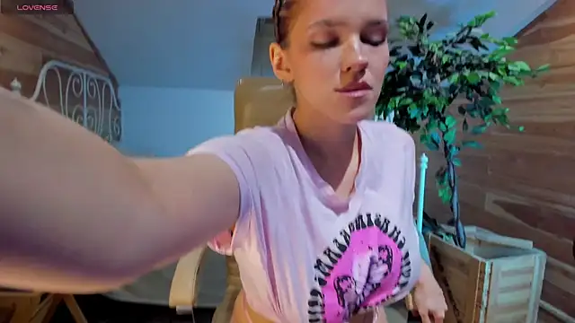 AdalynGlows online show from 04.04.26