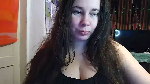 Cora Maro online show from 10.31.25