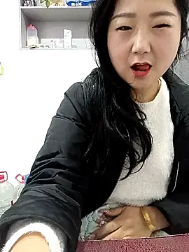 Snapshot of AHL756 chatting on 02.16.25 AHL756 online show from 02.16.25