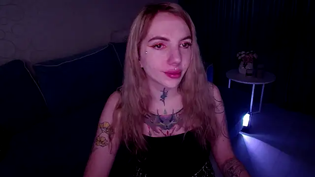 Snapshot of AnneTenet chatting on 10.10.25 AnneTenet online show from 10.10.25