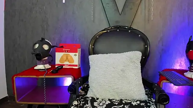 Snapshot of IvanaFetish chatting on 02.05.25 IvanaFetish online show from 02.05.25