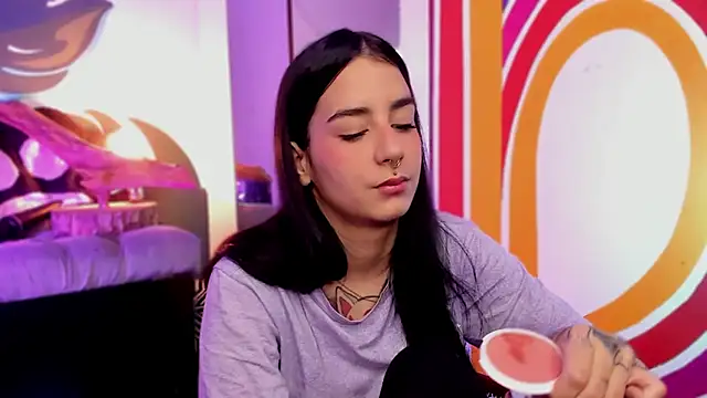 Snapshot of Alice_woodville chatting on 09.18.25 Alice woodville online show from 09.18.25