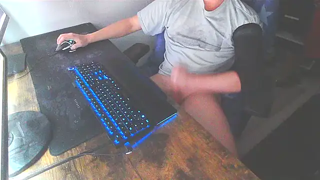 Snapshot of WouldLovetoFuckYou666 chatting on 12.26.24 WouldLovetoFuckYou666 online show from 12.26.24