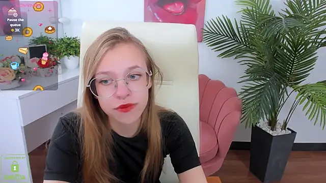 LayriantaVee online show from 09.22.25