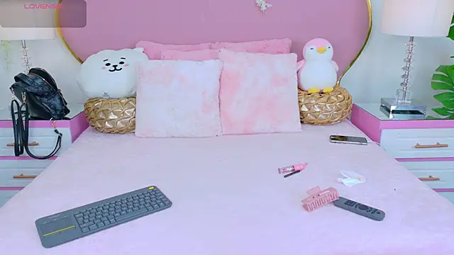 NahiaraReina online show from 10.21.25