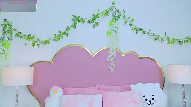 NahiaraReina online show from 10.22.25