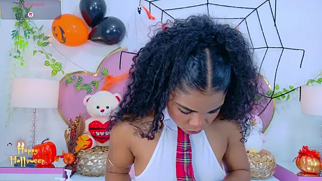 NahiaraReina online show from 10.31.25