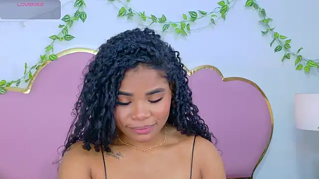 NahiaraReina online show from 11.23.25