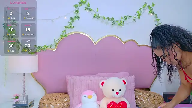 NahiaraReina online show from 11.28.25