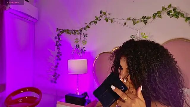NahiaraReina online show from 04.26.26