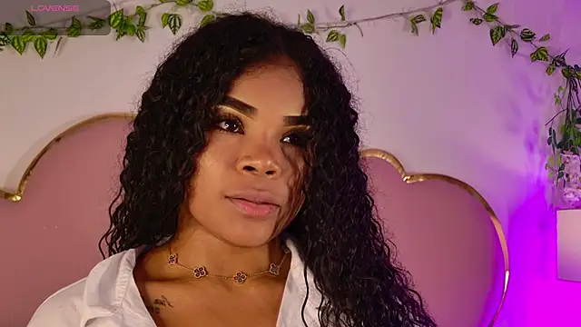 NahiaraReina online show from 06.17.26