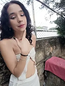 sweet outdoor charm online show from 02.15.26