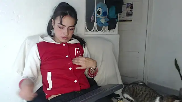 Snapshot of skinny_sweet2411 chatting on 10.04.25 skinny sweet2411 online show from 10.04.25