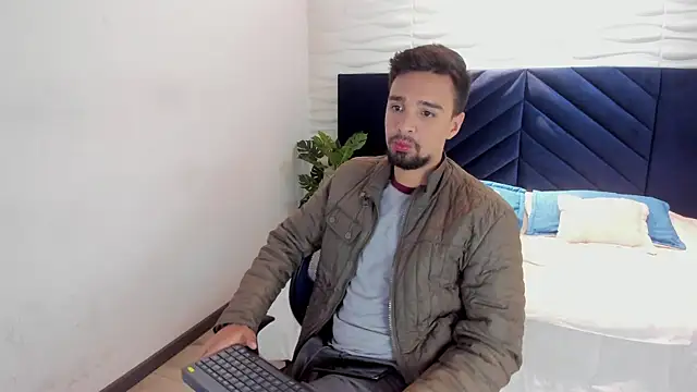Snapshot of Edward_max chatting on 02.14.25 Edward max online show from 02.14.25