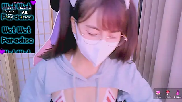 Snapshot of desiregirl69 chatting on 09.26.25 desiregirl69 online show from 09.26.25