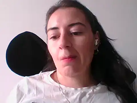  karlie kloss  online show from 02.03.25