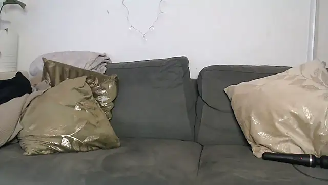 Snapshot of IntiMia chatting on 12.19.24 IntiMia online show from 12.19.24