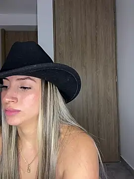 Snapshot of Issabela_G1 chatting on 02.10.25 Issabela G1 online show from 02.10.25