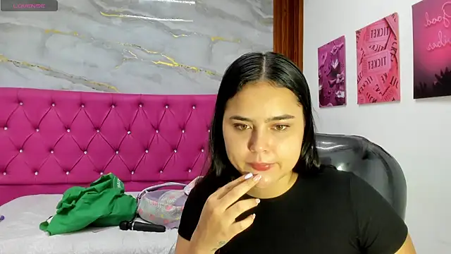 Snapshot of Helen_russo chatting on 04.29.26 Helen russo online show from 04.29.26