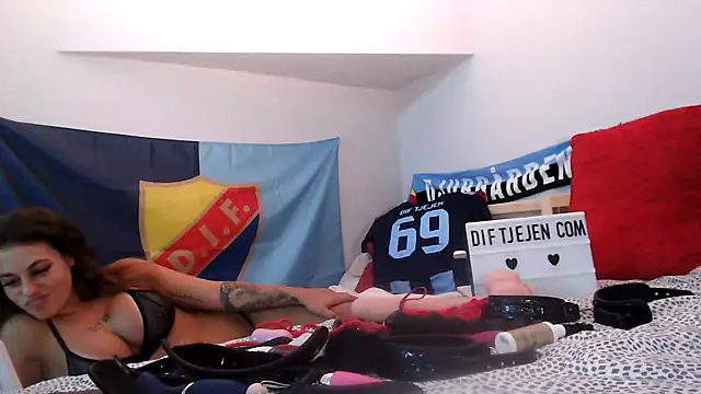 Snapshot of Dif-tjejen chatting on 02.01.25 Dif-tjejen online show from 02.01.25