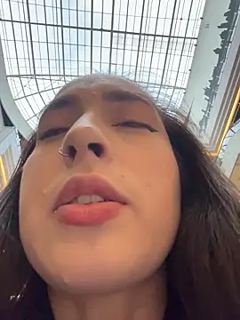 Holly Play online show from 10.20.25