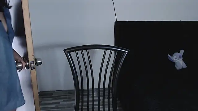 LESLIEBLACK  online show from 02.19.25