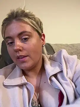 Snapshot of Blondiee3088 chatting on 01.21.25 Blondiee3088 online show from 01.21.25