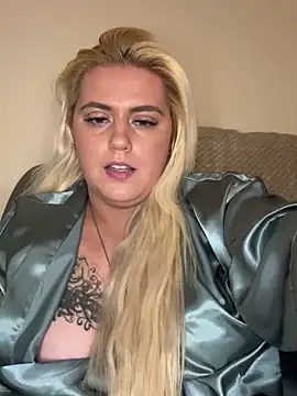 Snapshot of Blondiee3088 chatting on 02.19.25 Blondiee3088 online show from 02.19.25