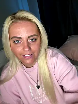 Snapshot of Blondiee3088 chatting on 10.29.25 Blondiee3088 online show from 10.29.25