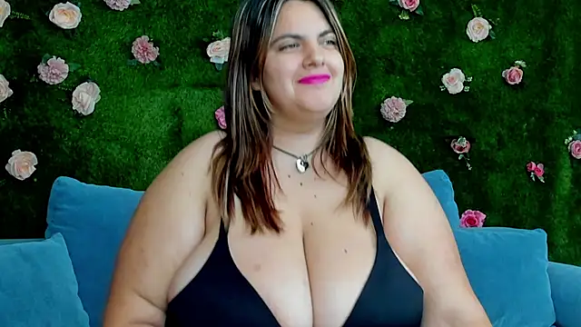 Snapshot of Huge_Titties_ chatting on 10.06.25 Huge Titties online show from 10.06.25