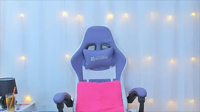 Snapshot of AnneGagner chatting on 02.12.25 AnneGagner online show from 02.12.25