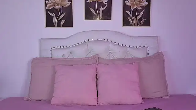 Snapshot of AnneGagner chatting on 09.21.25 AnneGagner online show from 09.21.25