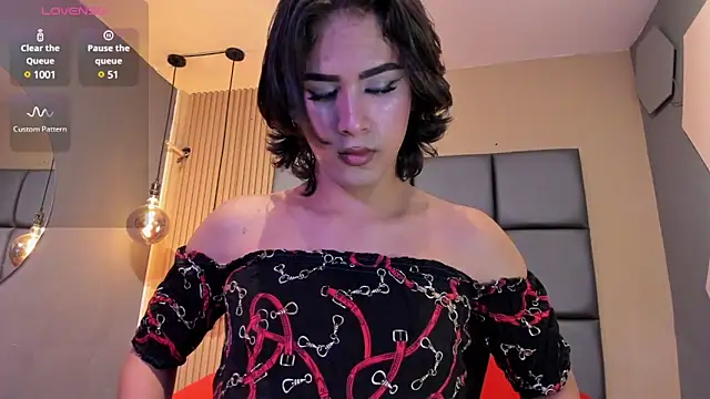 Snapshot of HOTTY_RED_ chatting on 12.19.24 HOTTY RED online show from 12.19.24