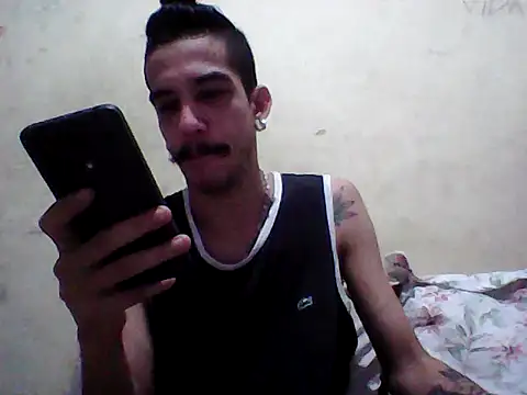 Snapshot of gatobranco001 chatting on 03.18.25 gatobranco001 online show from 03.18.25