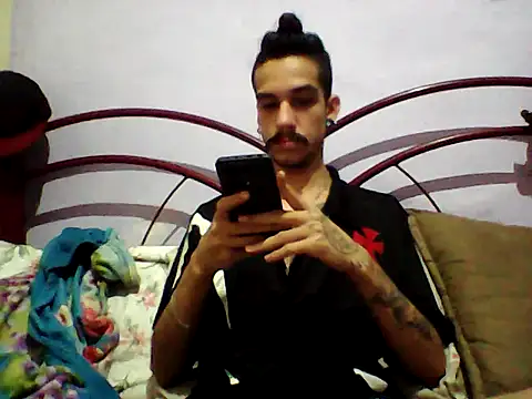 Snapshot of gatobranco001 chatting on 03.21.25 gatobranco001 online show from 03.21.25