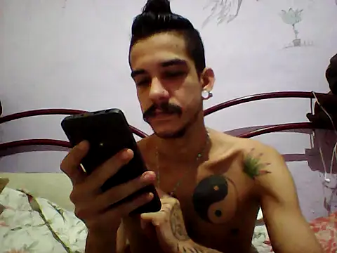 Snapshot of gatobranco001 chatting on 03.23.25 gatobranco001 online show from 03.23.25
