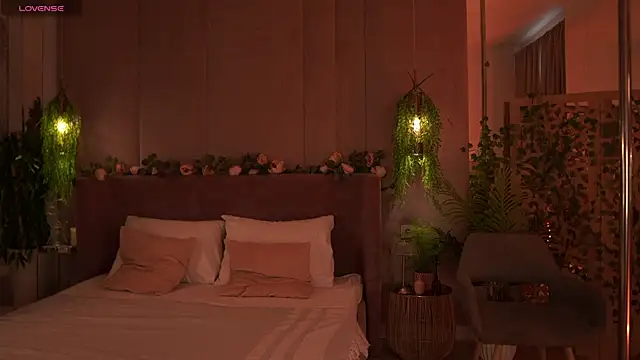 Snapshot of Smiley_Mia chatting on 09.24.25 Smiley Mia online show from 09.24.25